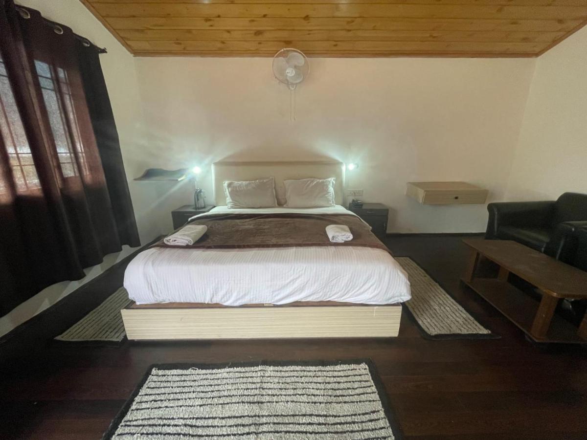 Flora Hills View Hotel Manāli Buitenkant foto
