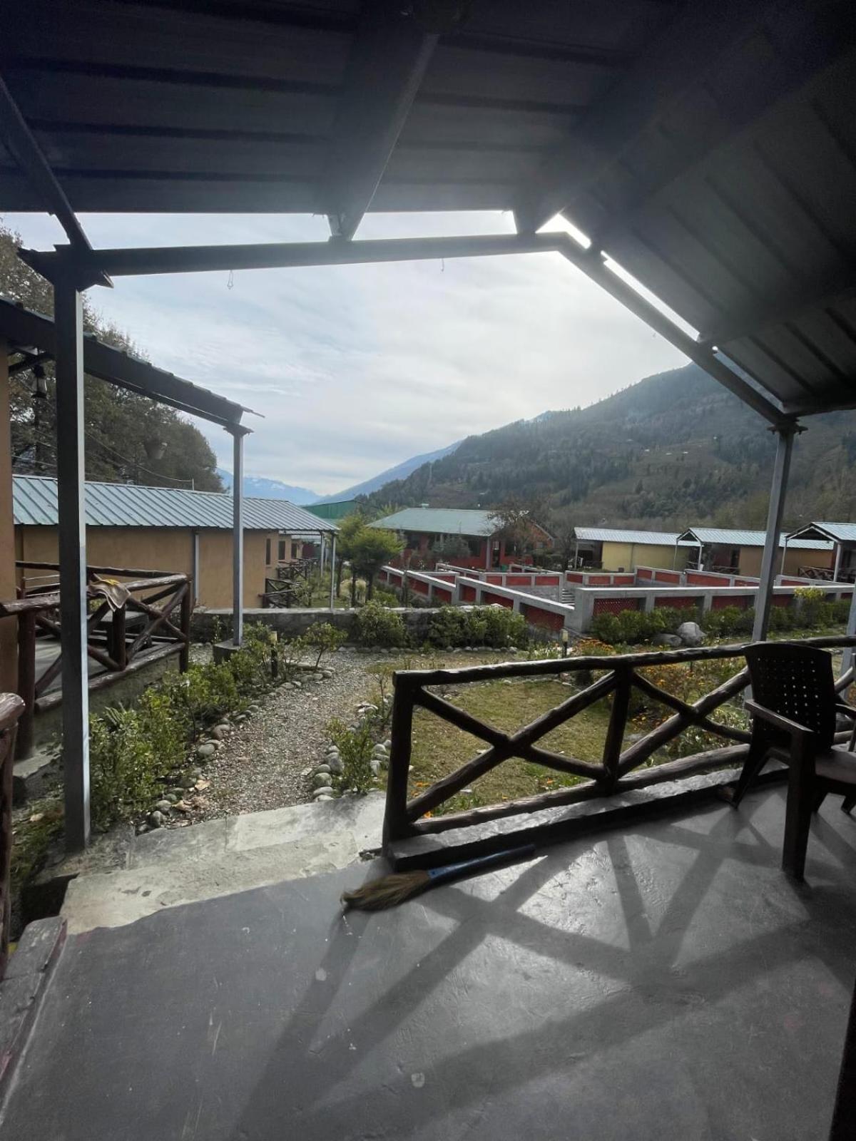 Flora Hills View Hotel Manāli Buitenkant foto